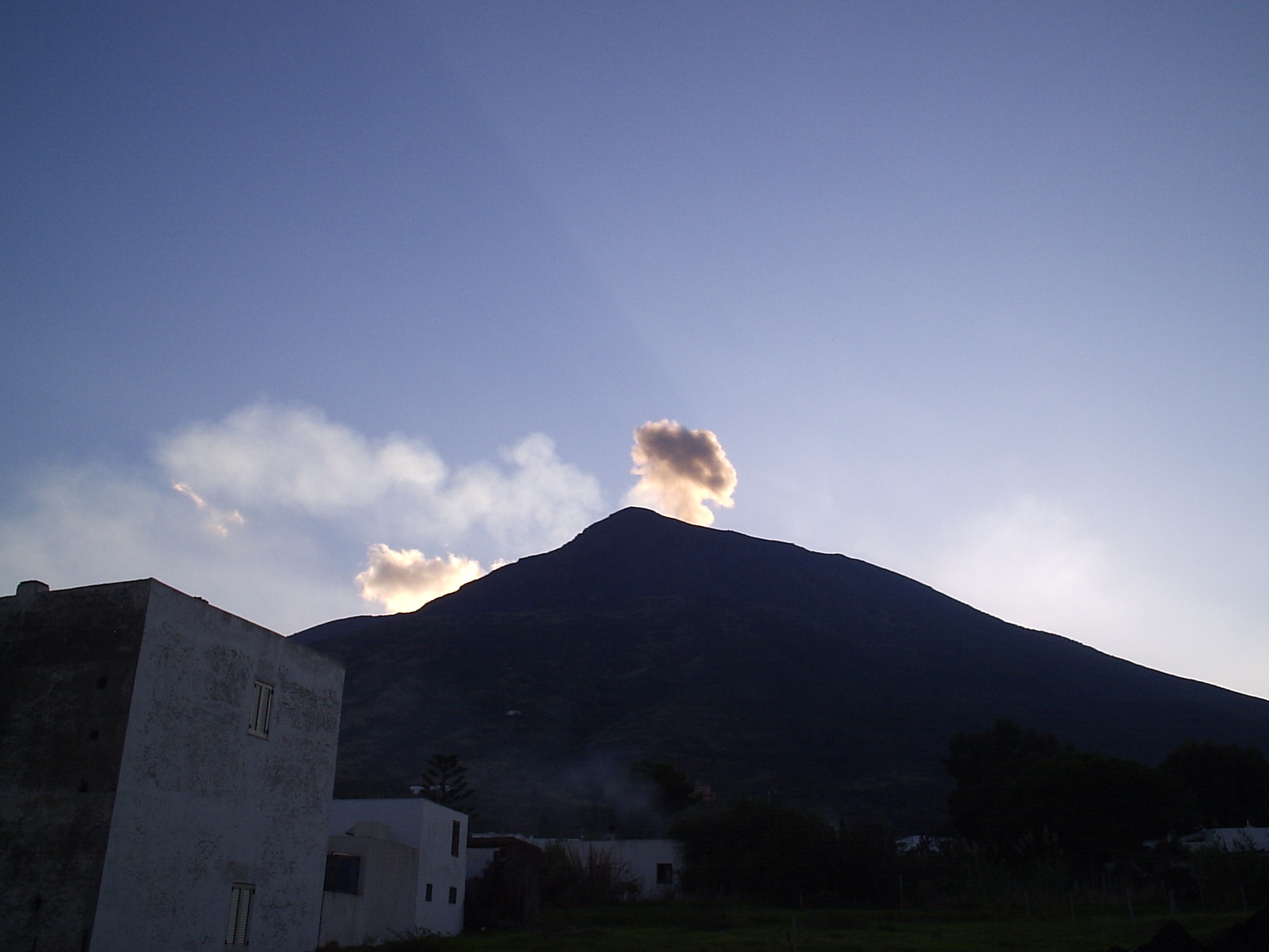 79a1 13/10/2008 Stromboli. Un botto ed uno sbuffo.